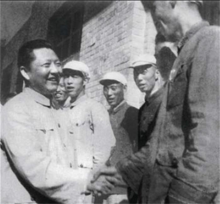 1958年9月至10月，习仲勋率调查组到西北考察调研。.png
